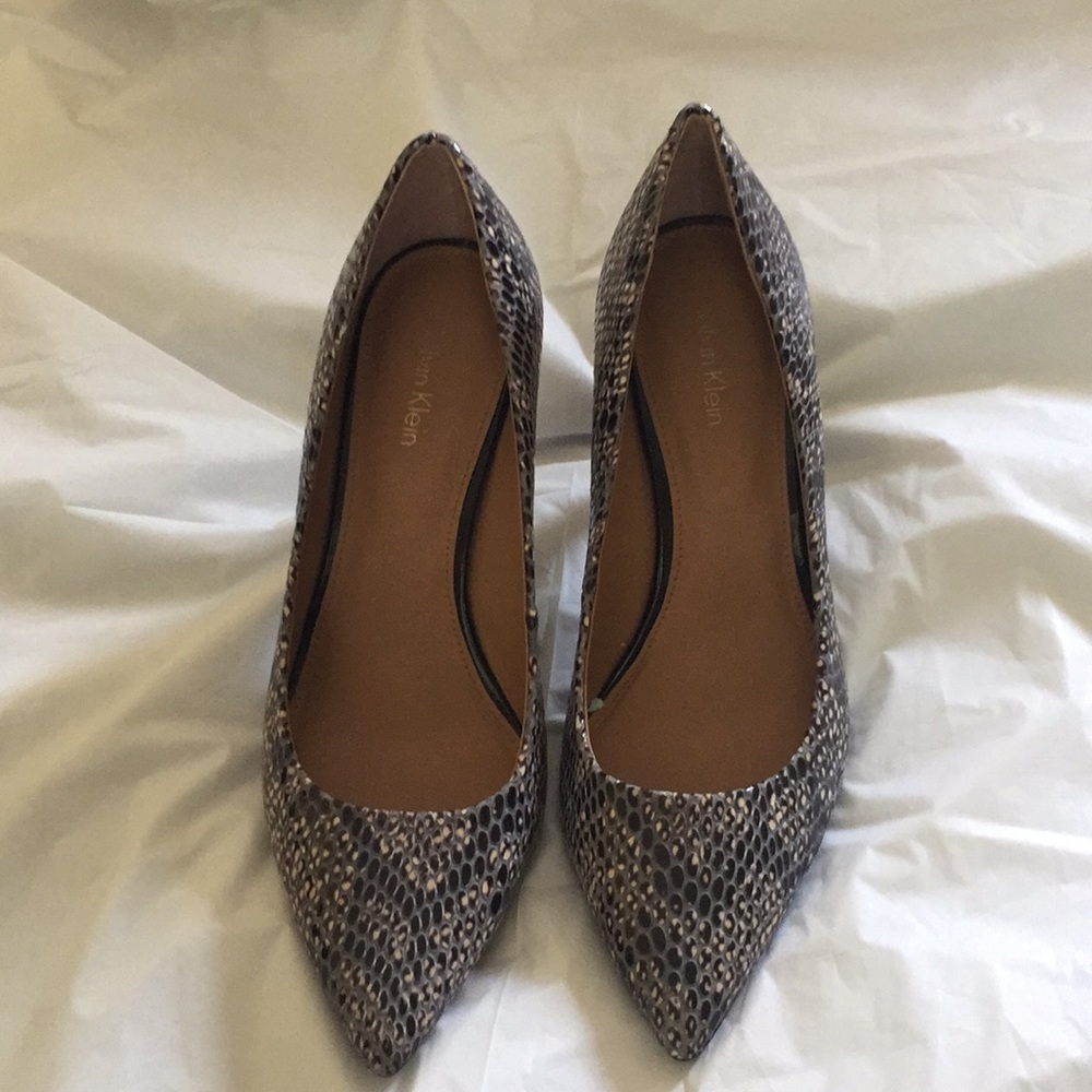 Calvin Klein printed black gray cream pumps size 7
